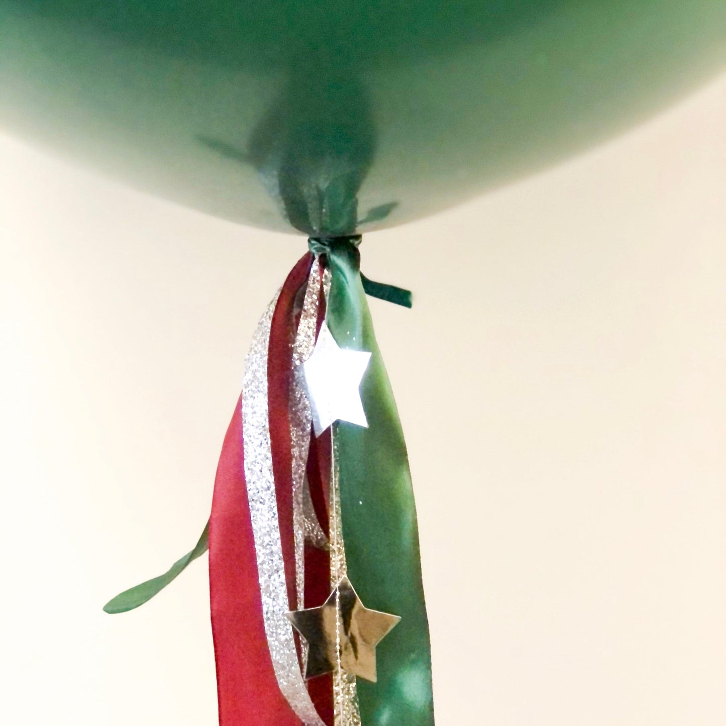 Globo Navidad hinchado cintas tela y estrellas <br> (solo Barcelona)</br>