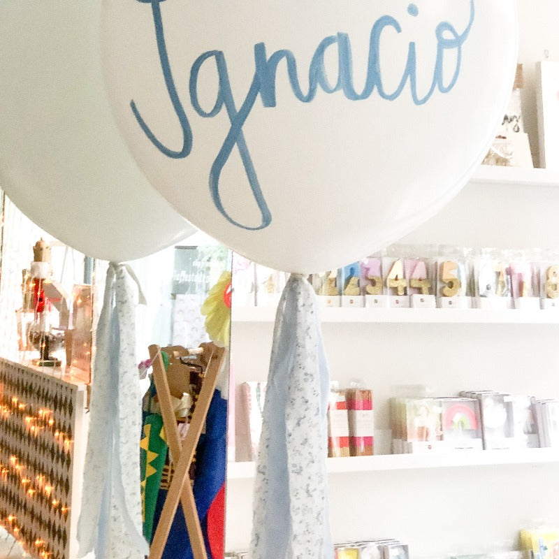 Globo L Látex Bio blanco hinchado con telas liberty celeste y Lettering <br> (solo Barcelona)</br>