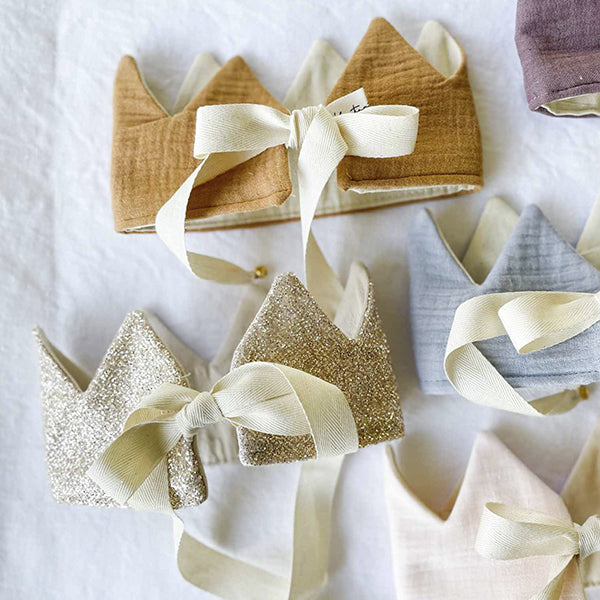 Corona de tela Rosa con cinta y cascabel