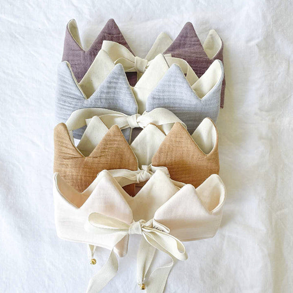 Corona de tela Mostaza con cinta y cascabel