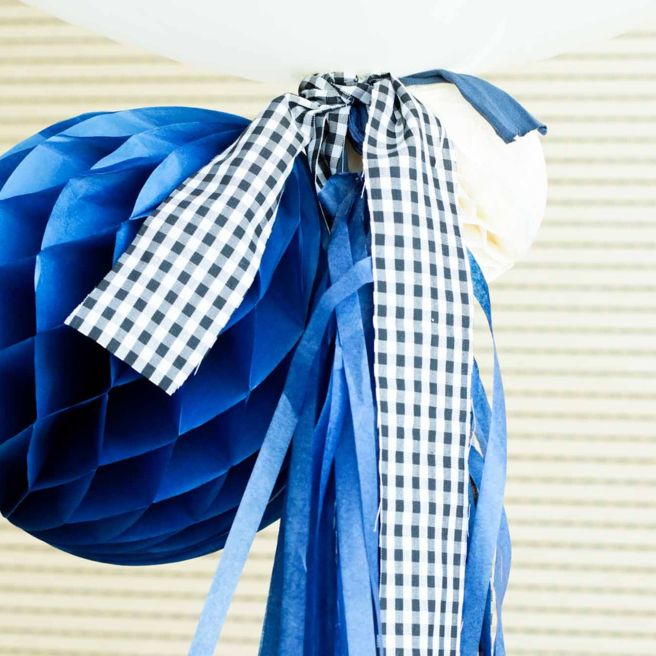 Globo L hinchado decorado full azul Lettering negro <br> (sólo Barcelona)</br>