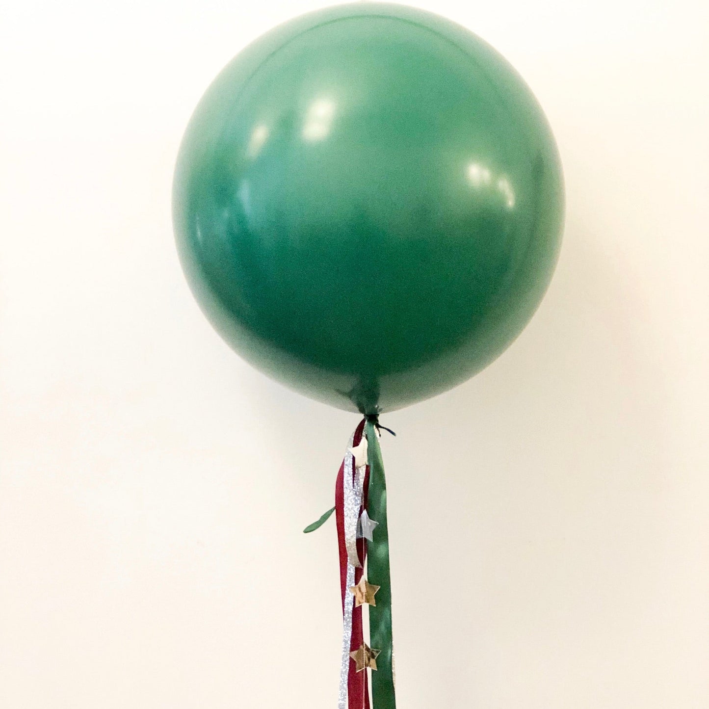 Globo Navidad hinchado cintas tela y estrellas <br> (solo Barcelona)</br>