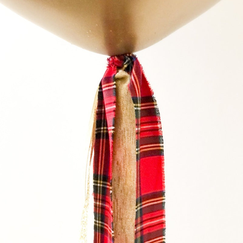 Globo XL cintas dorada tartán y Lettering Reyes hinchado con Helio <br> (solo Barcelona)</br>