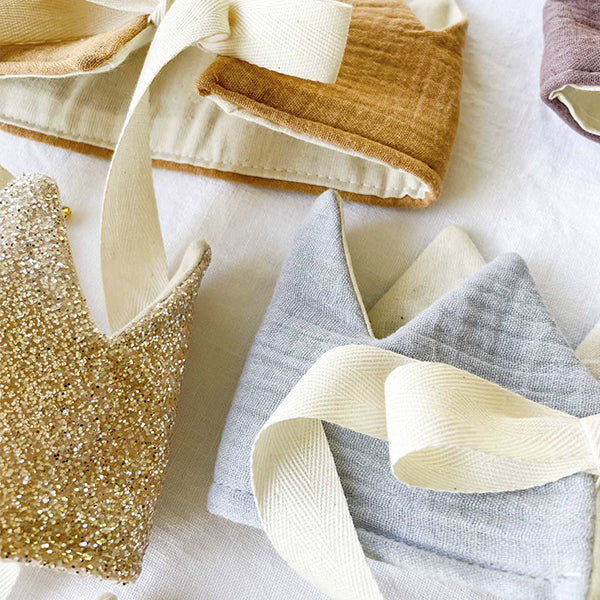 Corona de tela Mostaza con cinta y cascabel