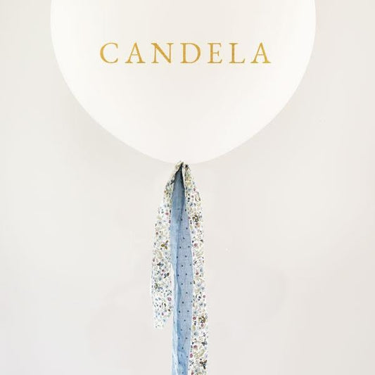 Globo L Látex Bio blanco hinchado con tela liberty y azul y Lettering <br> (solo Barcelona)</br>