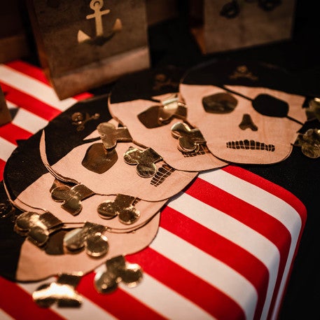 Servilleta calavera pirata kraft / 16 uds.