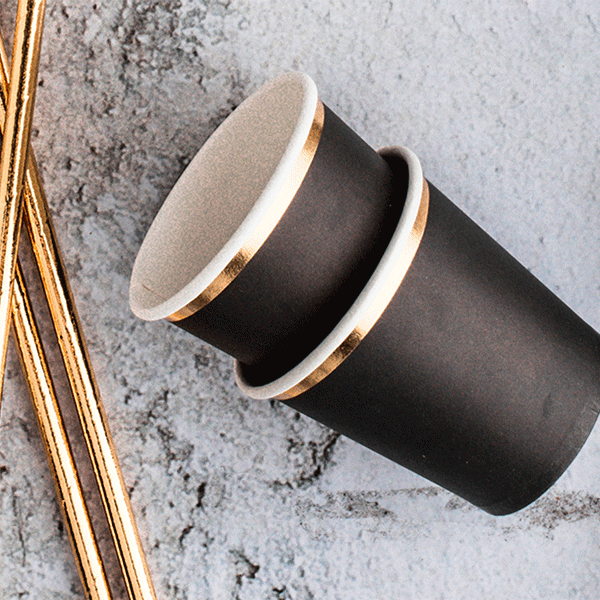 Vasos negros mini borde dorado / 6 uds.